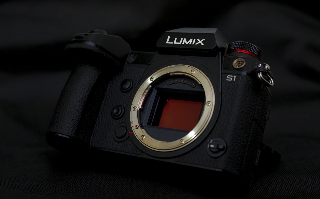 how does a mirrorless camera work