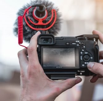 on camera microphone attachment of rode microphone