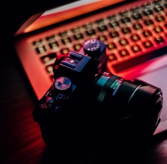Should a beginner buy a mirrorless camera