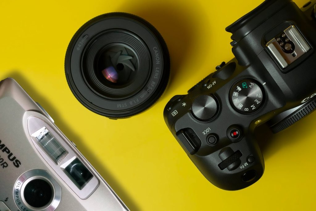 Mirrorless vs. Point and Shoot Cameras ShutterRelease